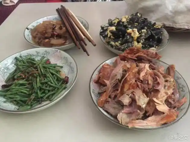 大衣哥朱之文晒家常菜配馒头 旁边的筷子"亮了"