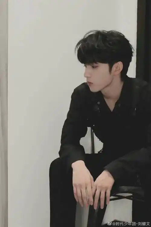 刘耀文微博更新身穿黑色工装套装少年酷飒十足帅气魅力满分