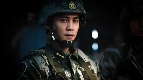 在电视剧《维和步兵营》中,杜淳饰演代号为"战龙"的"全能战神林浩楠"