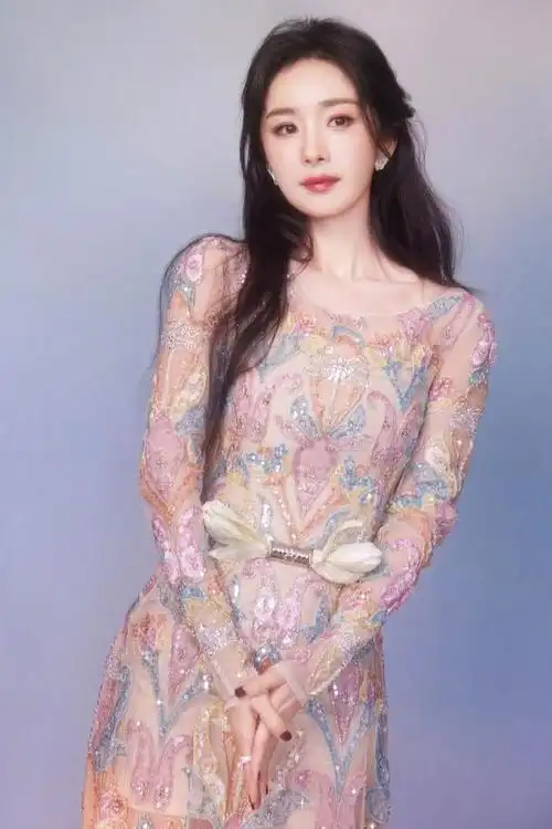 杨幂最新造型大片曝光,鎏金薄纱裙华丽亮相,温婉与优雅的气质|礼服|穿