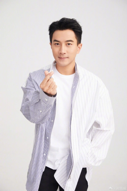 刘恺威庆生一把搂过陈都灵相差19岁贴身依偎举止亲密不避嫌