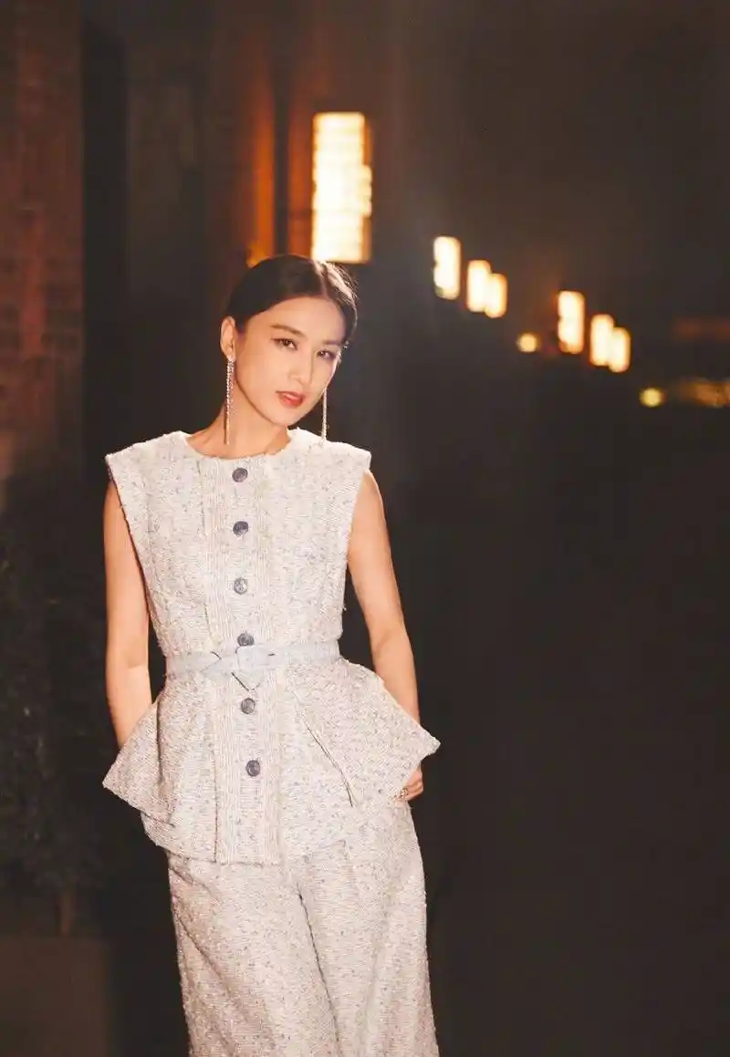 原创黄圣依出席活动穿无袖上衣配7分阔腿裤扎同色腰带显高又知性