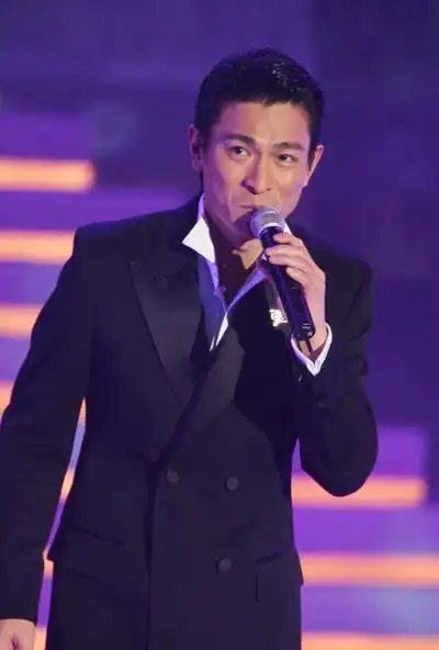 组图:刘德华现场演唱《常言道》