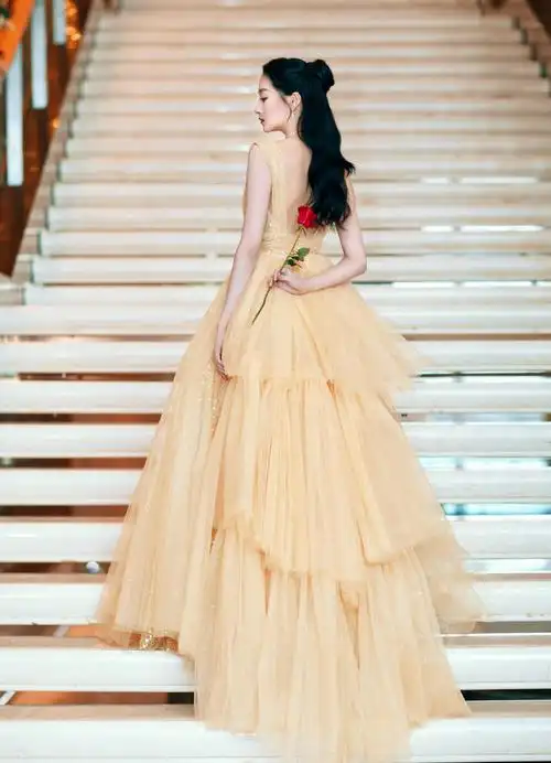 关晓彤壁纸今日红毯造型好美身穿淡黄色星光裙宛如贝儿公主