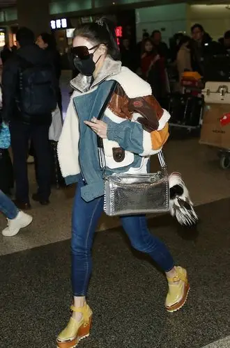 张柏芝羊羔毛外套现身机场 化身帅气朋克少女活力减龄