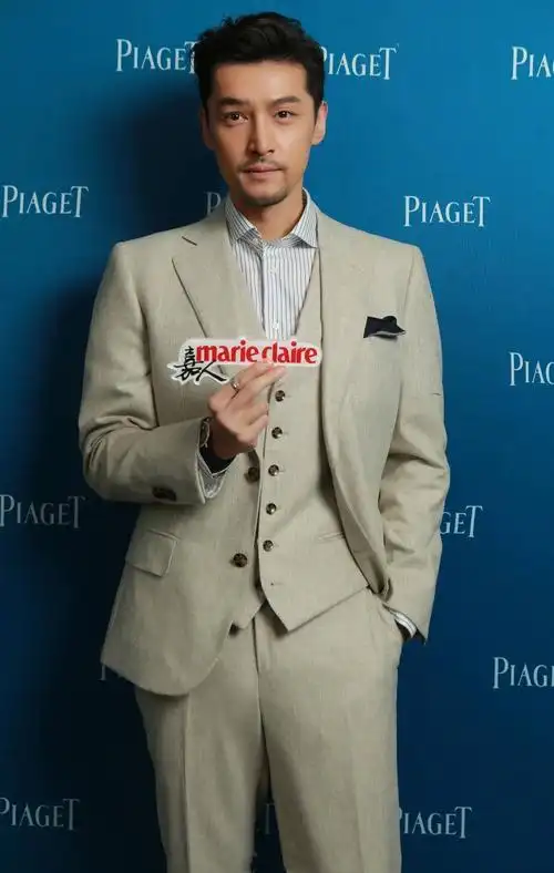 胡歌又在散发魅力,穿亚麻色西装好绅士,37岁留络腮胡更有男人味