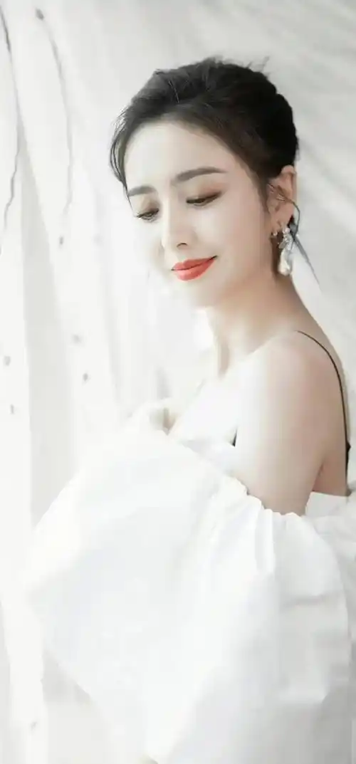 佟丽娅海边拍写真,放飞自我_舞蹈_唐人街_世界