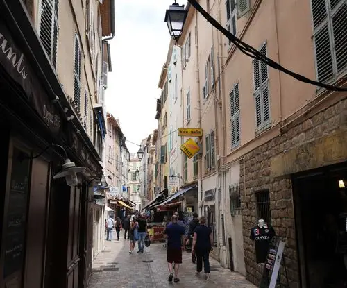 码头,很符合欧洲上流人士的胃口,再加上戛纳电影节吸引来不少俊男美女