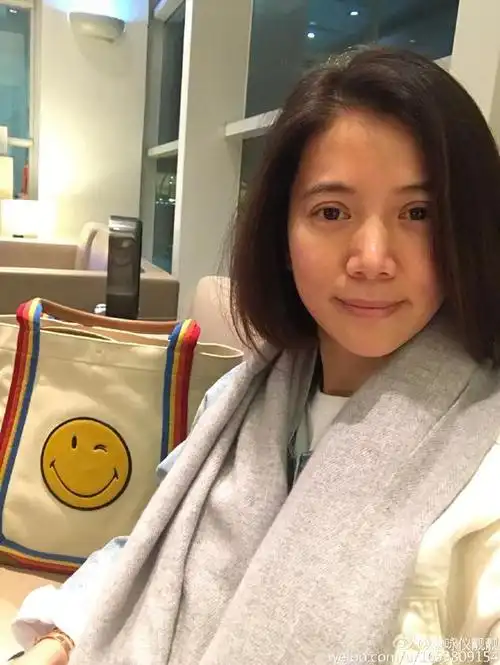 开启放假模式袁咏仪素颜自拍晒夫妻合照