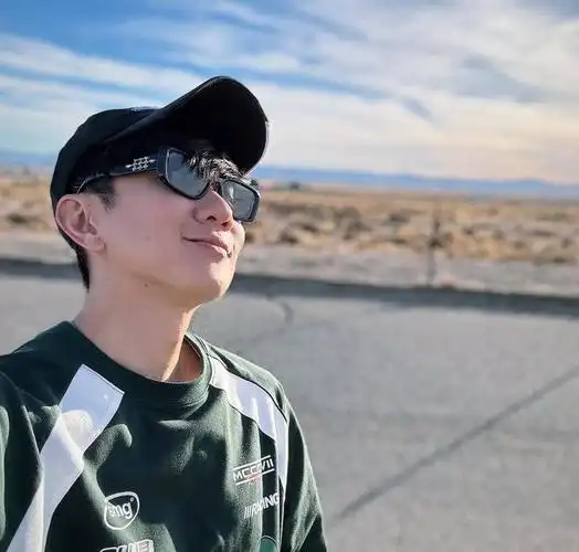 林俊杰通过他的生活方式,无疑给了大家非常好的示范,不仅在音乐上给予