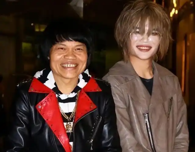 他的帅气外貌远超父亲,令人惊叹不已,甚至有人误传他并非八两金之子