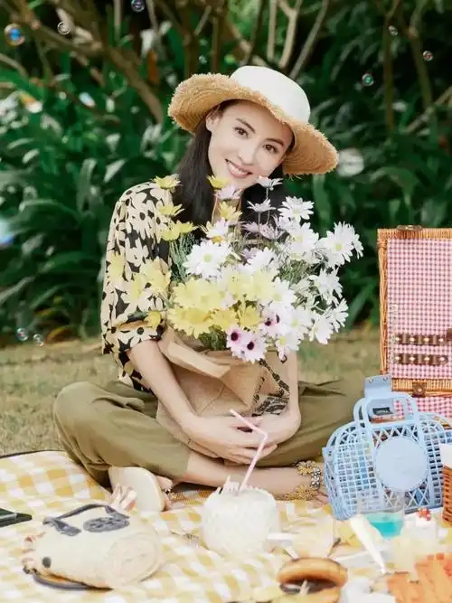 张柏芝穿印花裙野餐,头戴草帽,手捧鲜花 ,手捧鲜花,看着真是越来越