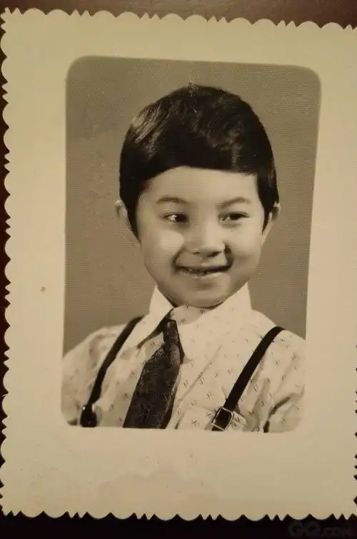 而穿着背带裤的小沙溢面容清秀,笑容灿烂,让网友惊讶道:"原来安吉的笑