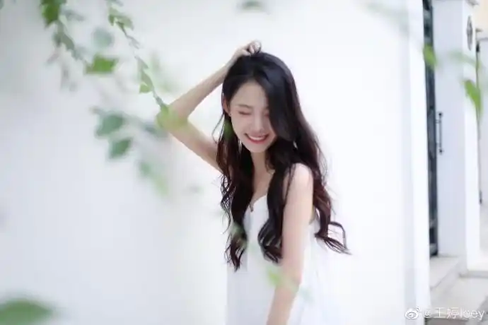 创造101美女选手王婷迷人写真美照欣赏