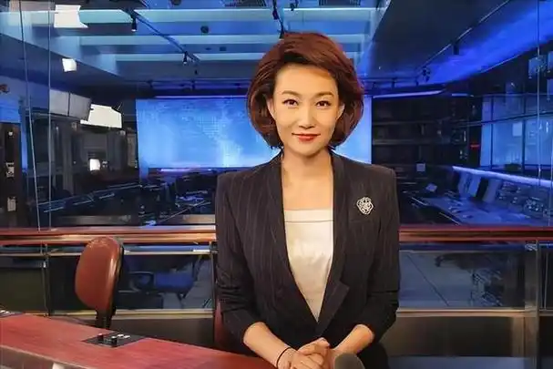 纪实央视主持人李梓萌,竟戴假发工作18年,摘下假发后