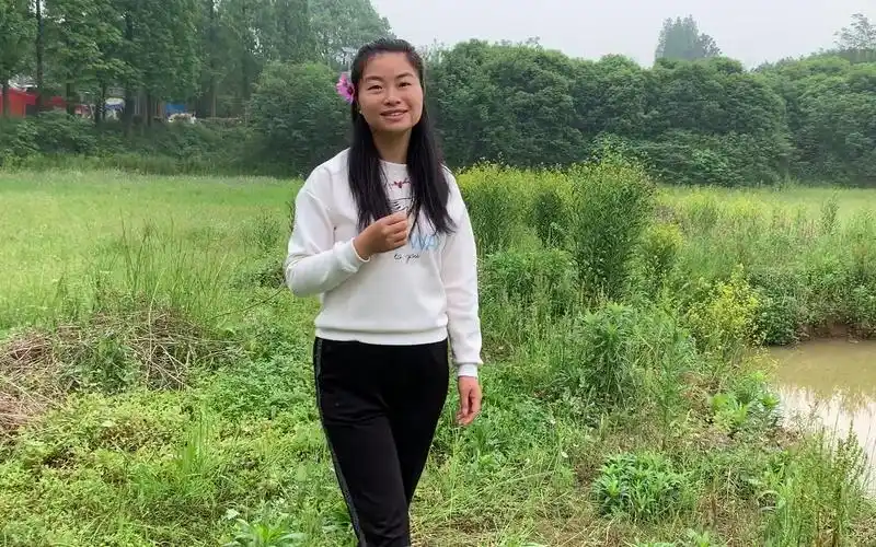 农村妹梦想当歌星她把田间当舞台翻唱追梦人异常火爆