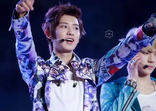 求朴灿烈不留刘海的照片,头发是黄色的,正在咧嘴笑那张!急求!