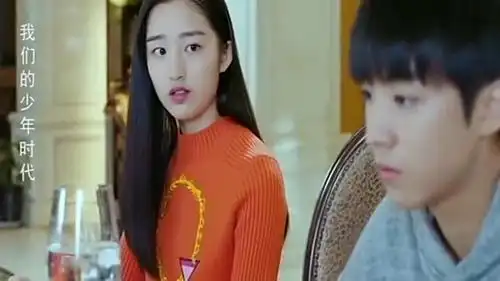 担心邢姗姗撬走邬童,偷听两人谈话后,对邬童开始爱答不理