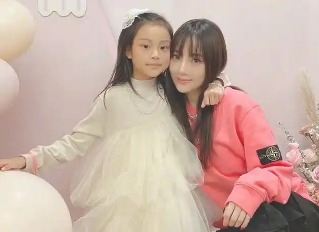 甜馨走秀太时髦!李小璐穿波点西装配短裤,黑线袜把膝盖穿出褶子