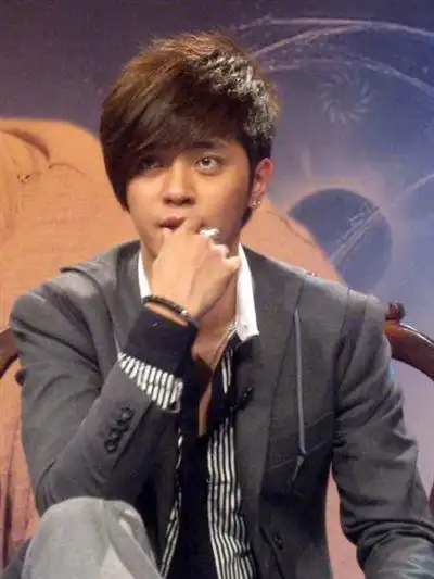 男生脸尖适合烫什么发型