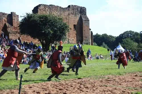 英国古堡有一群活在中世纪的人:骑马拼刀抢地盘,吃饭用手抓