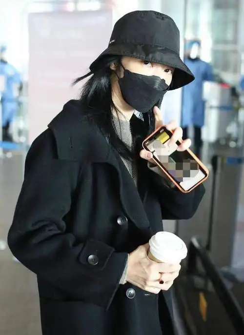 姚晨素颜走机场被怼脸拍黑大衣虽穿出阿姨味皮肤保养得倒挺好