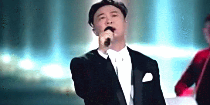 陈奕迅唱歌话筒舞台演出gif动图_动态图_表情包下载_soogif