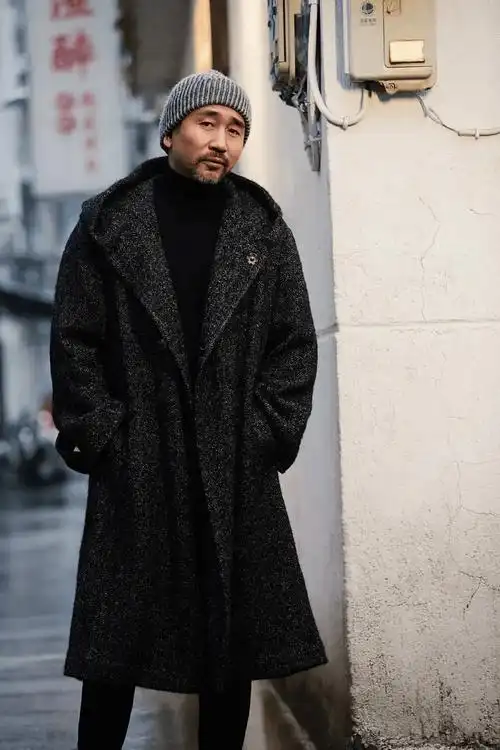 沙宝亮,在舞台上是歌王,是演员,是评委,是主持人,是纪录片的实践者;在