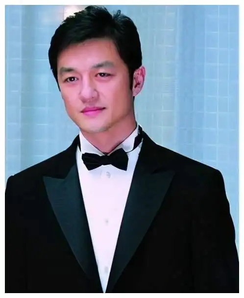 34岁娶王菲48岁交往文艺女青年今李亚鹏又认爱90后新欢