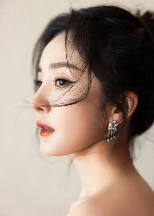 女明星杨幂写真集:优雅时尚,艳丽动人