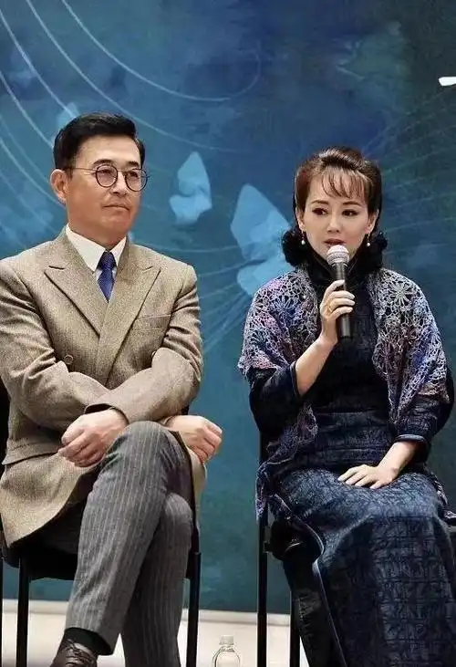 王志飞夫妇同台,妻子身着民国阔太装展现优雅气质,但却很显老|旗袍