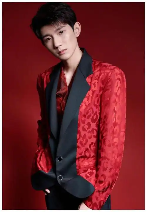 王源第五次亮相春晚舞台 身穿红色豹纹西装精致大气活力满满