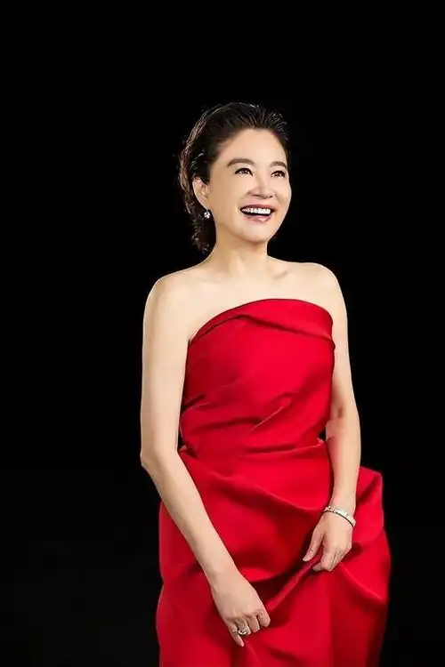 最美不过林青霞穿红裙不管28岁还是68岁同样美得明艳大方