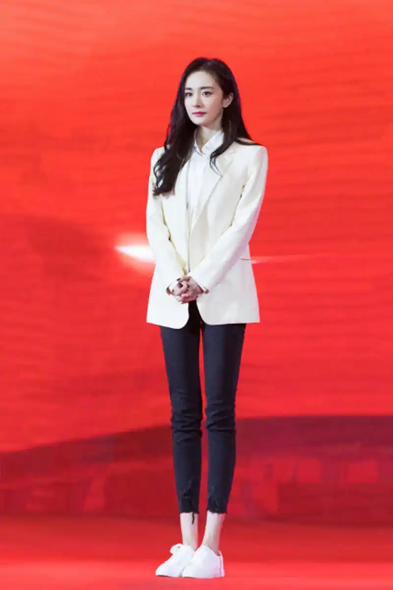 杨幂职业装现身活动现场,腿长肤白貌美