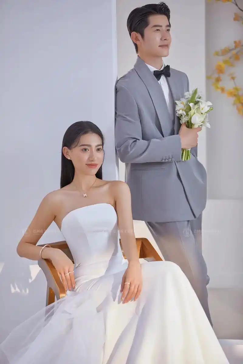 一眼沦陷的室内极简韩式婚纱照 简约大气又高级 - 抖音