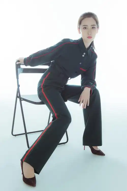 何雨虹曝光新写真 率性穿搭彰显时尚气质