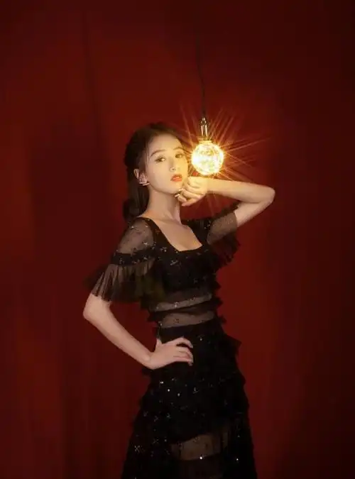 袁冰妍跨年造型灯泡亮眼黑色亮片裙分段透视轻熟风好俏丽