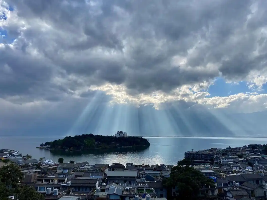 洱海--丁达尔光_3840x2160_高清视频素材下载(编号:6992641)_实拍视频