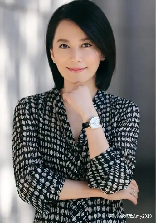 俞飞鸿短发造型真优雅穿波点连衣裙配黑色手表女神气质挡不住