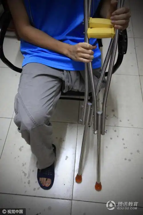 "独腿男孩"跳着读大学(2)