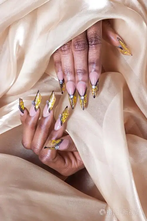 美丽的长设计师指甲指甲为展览法国修指甲