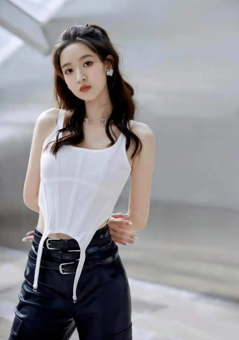 王玉雯|黑皮裤大长腿也飒到不行.