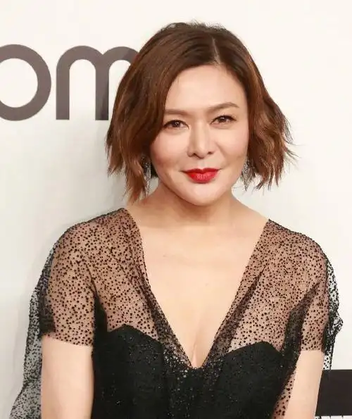 不老女神关之琳近照曝光,皮肤松弛略显老态,今57岁气质依旧!_网易订阅