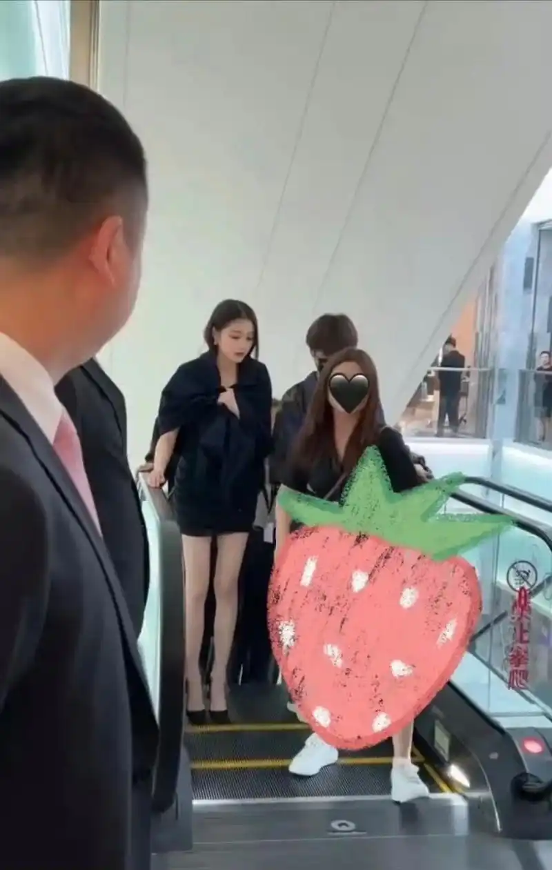 关晓彤的腿,杨幂的腿,孙怡的腿,天生的笔直细长.