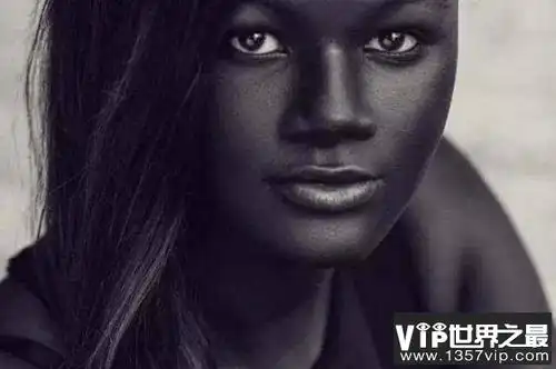 世界上最黑的模特 柯迪亚·迪奥普给所有非洲妇女带来自信