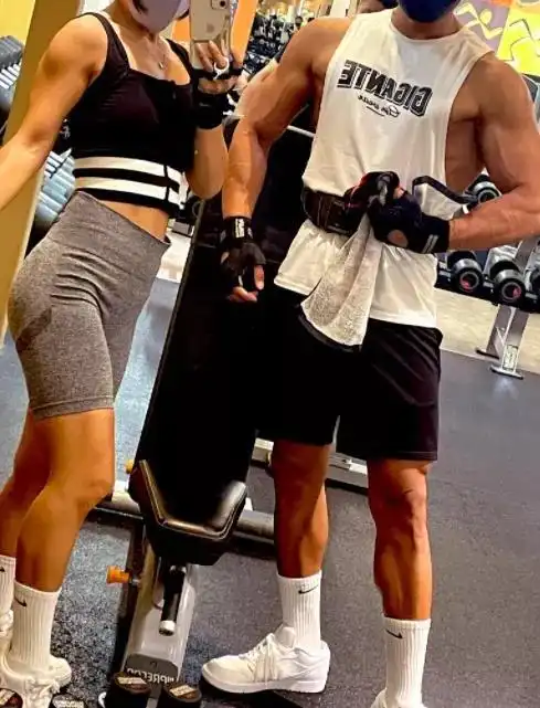 网易首页>网易号>正文申请入驻>自打身材练好之后,他们一起参加健身