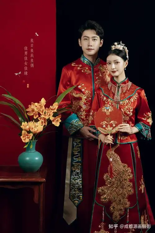 秀禾婚纱照秀禾服,多以金色和红色为主,红色喜气,寓意喜庆吉祥;金色则