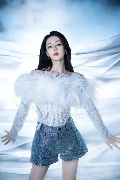 保持热爱姿态,展现自信气质#迪丽热巴单曲第十幕#    化妆:@王亚飞