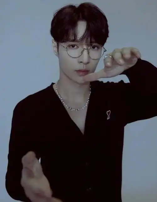 「最低标准就是我」张艺兴实力演绎,最简洁的穿搭 最简单的珍珠项链