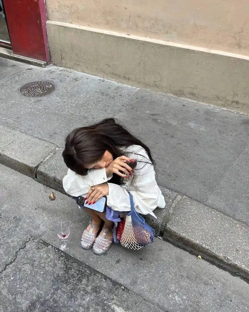 lisa脚上的水晶凉鞋,好眼熟!这不是好多人都童年回忆吗?